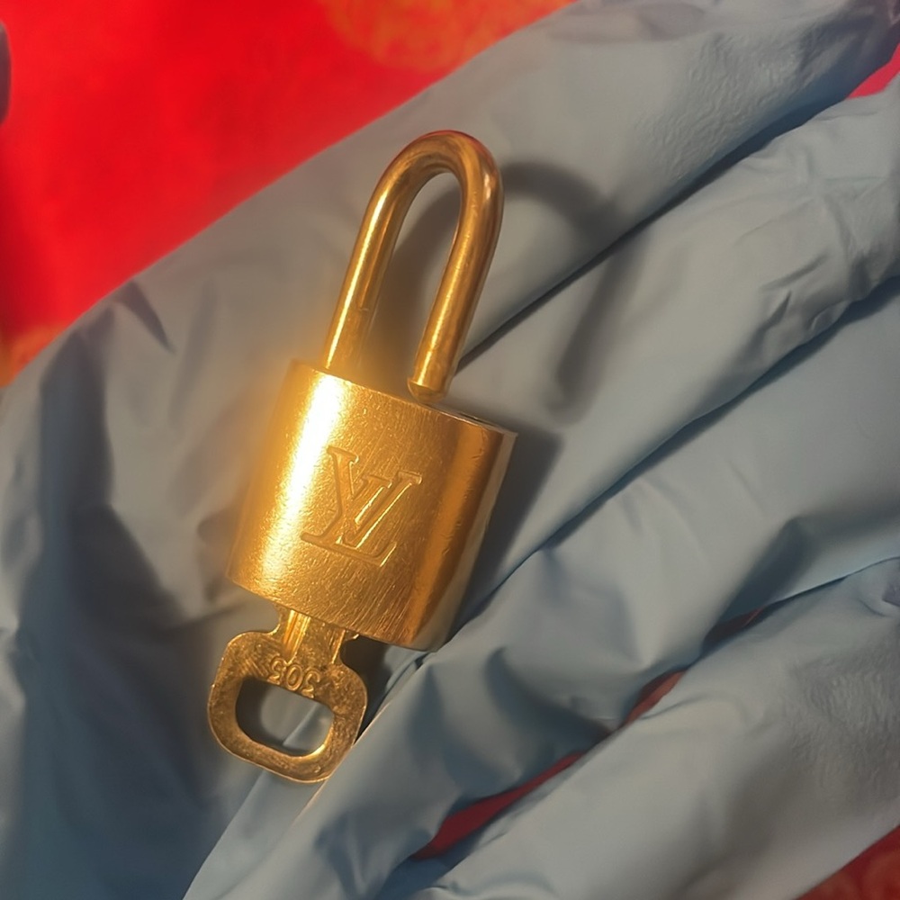 Louis Vuitton Gold Padlock and Key Set - Picture 4 of 16